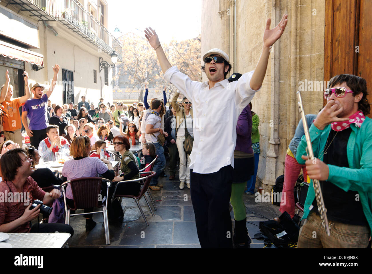 Les jeunes de l'écoute d'un groupe de la rue au cours de Fallas dans le centre-ville historique de Valence Espagne Banque D'Images