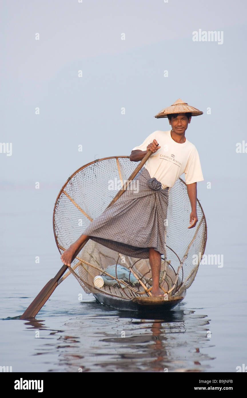 Lac Inle une jambe l'aviron bateau pêcheurs coucher du soleil Banque D'Images