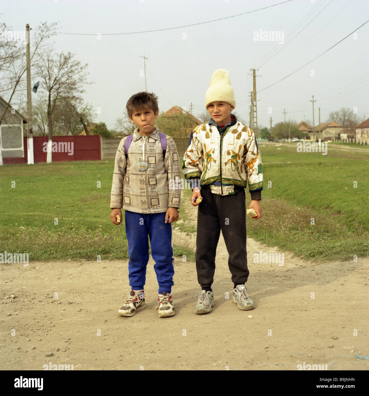 Roumanie Ciacova garçons écoliers Banat village des Balkans-sable enfants les gens de la rue s'amis côte à côte l'enfance Banque D'Images