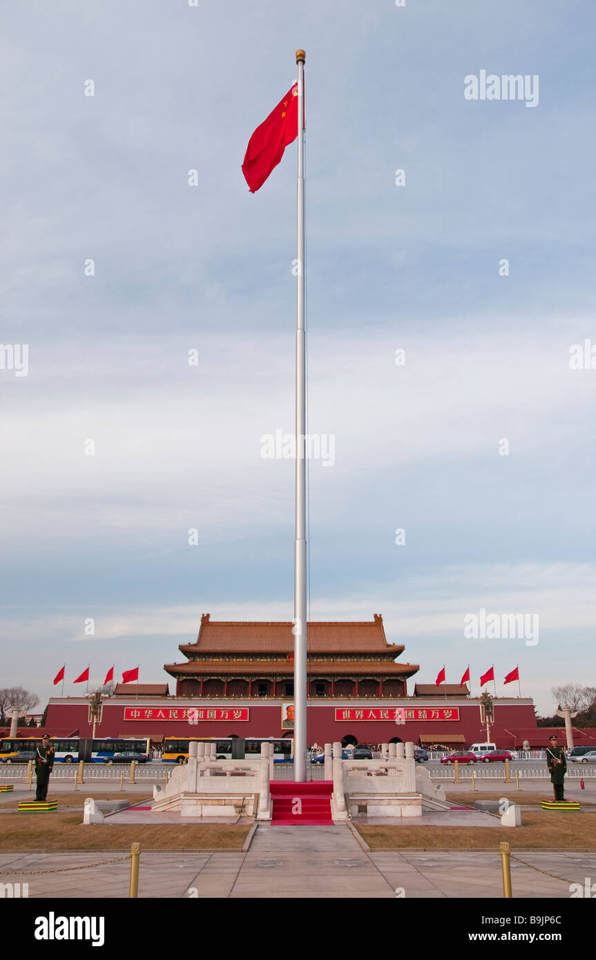 Le drapeau chinois sur la Place Tiananmen, en face de la Cité Interdite, Pékin, Chine Banque D'Images