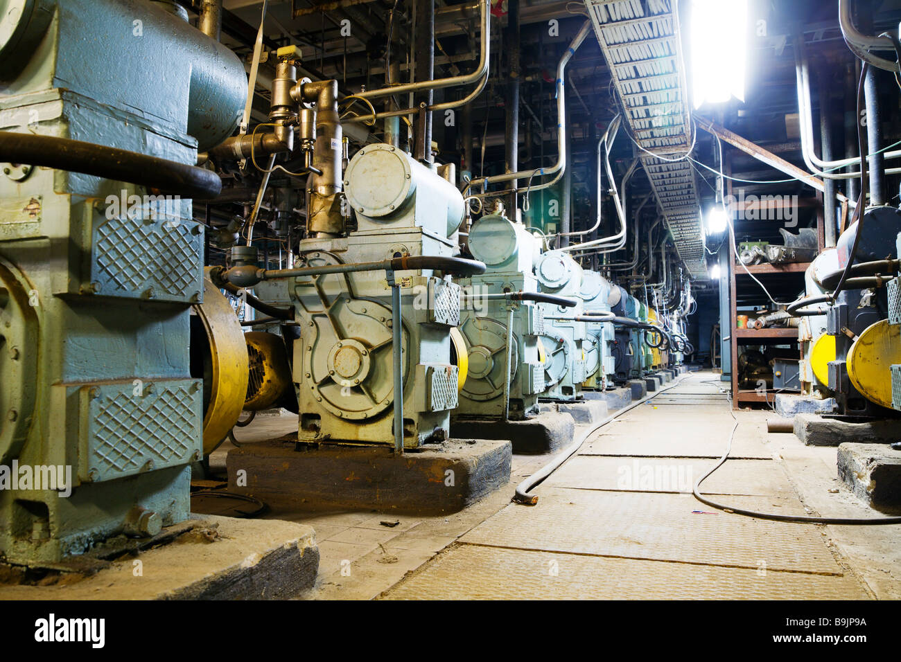 Les installations de Forevacuum principalement composés de la pompe et les vannes d'appui Banque D'Images