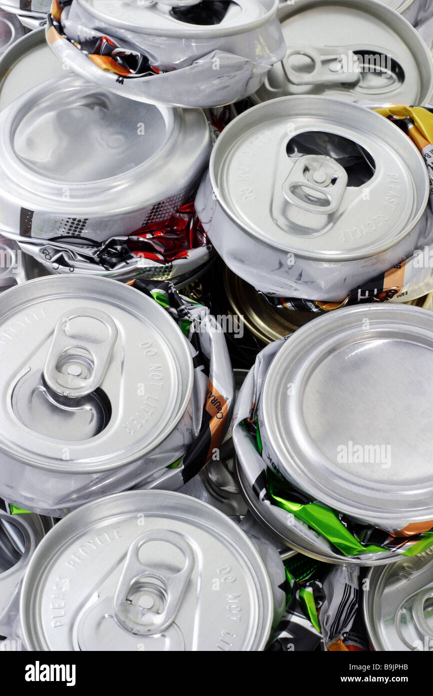 Un assortiment de boîtes en aluminium écrasé pour recyclage Banque D'Images