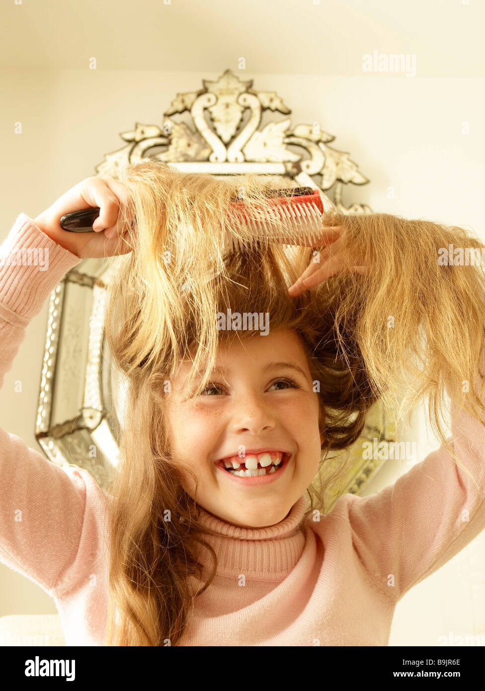 Girl brushing hair Banque D'Images