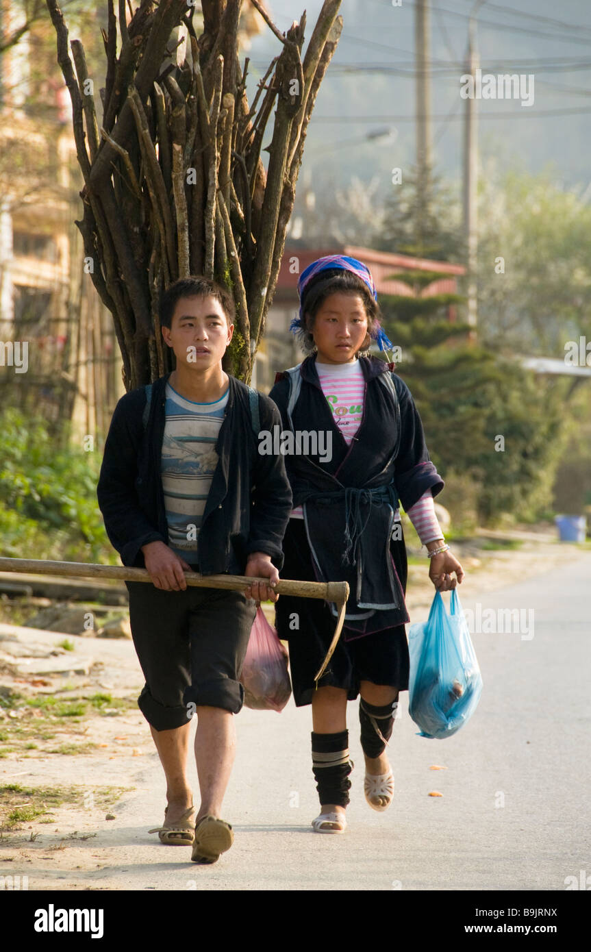 Couple Hmong noir accueil bois près de Sapa Vietnam Banque D'Images