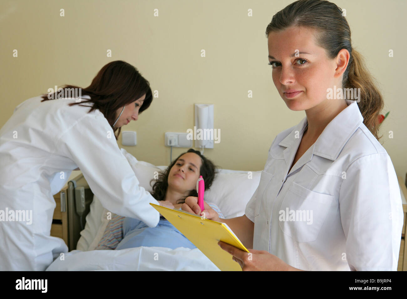 Médecin Malade ronde femme enceinte de 20 à 30 ans 30 à 40 ans Profession Médecin lit soins livraison de la pression artérielle Banque D'Images