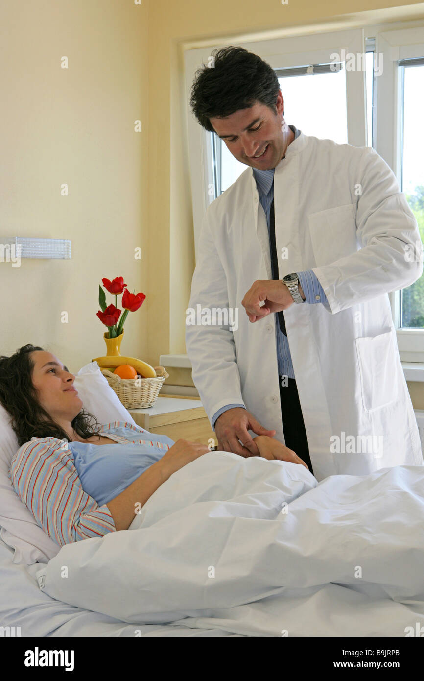 Médecin Malade ronde femme enceinte de 20 à 30 ans 30 à 40 ans Profession Médecin lit soins livraison de la pression artérielle Banque D'Images