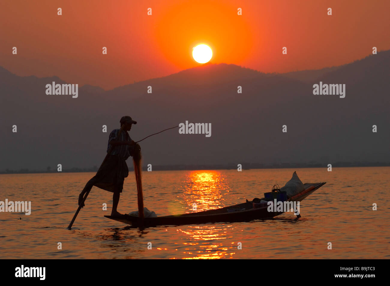 Lac Inle une jambe l'aviron bateau pêcheurs coucher du soleil Banque D'Images