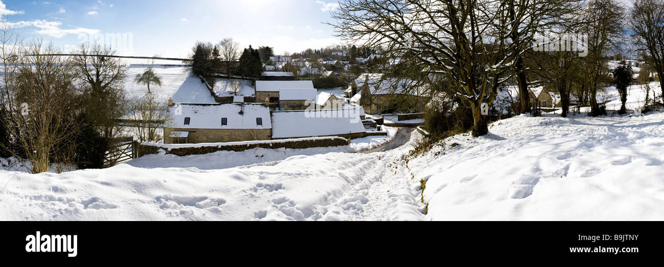 Une vue panoramique de neige de l'hiver dans le village de Cotswold Duntisbourne Leer, Gloucestershire Banque D'Images