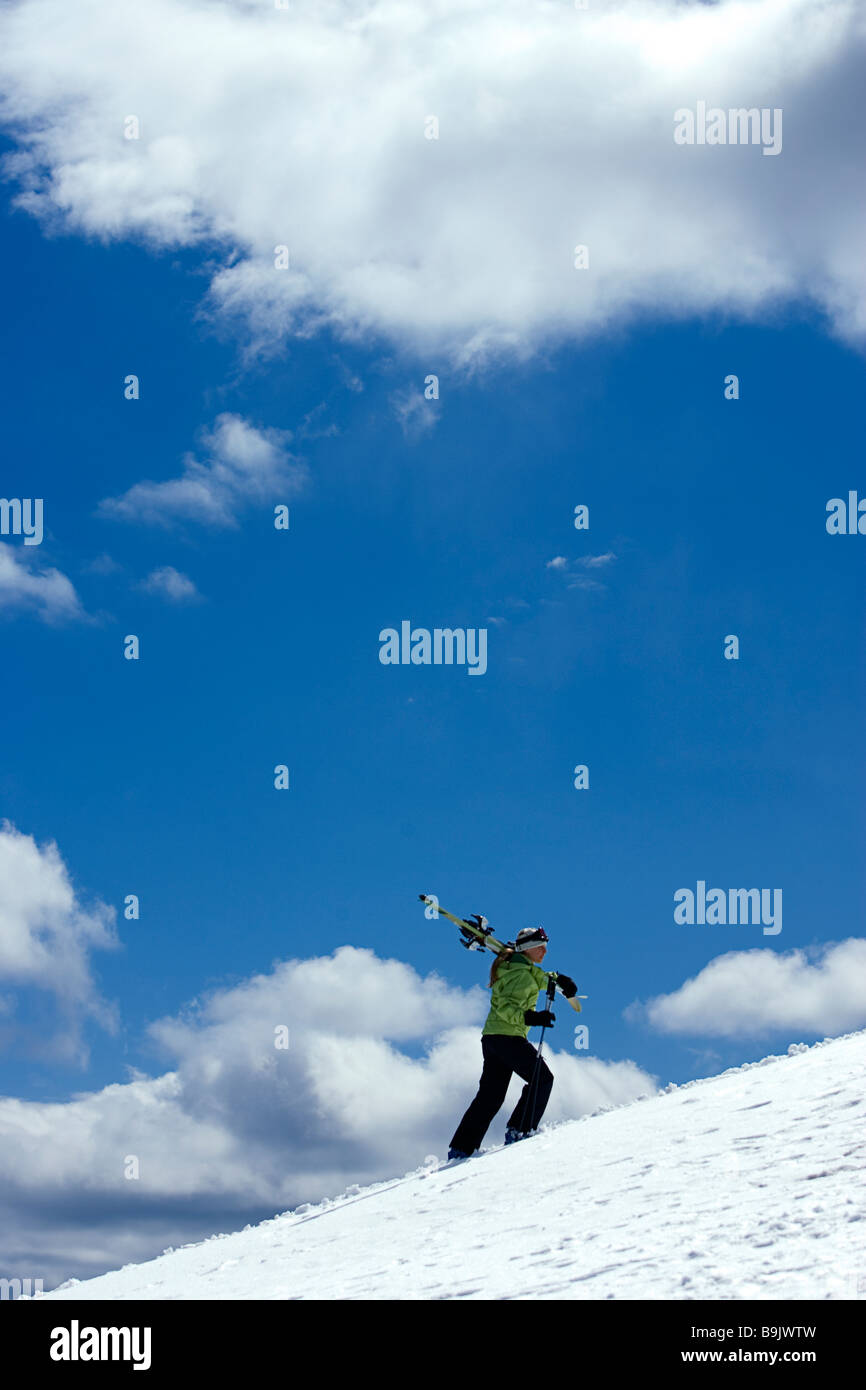 Une femme d'emballage d'amorçage / randonnée alors que le ski nordique. Banque D'Images