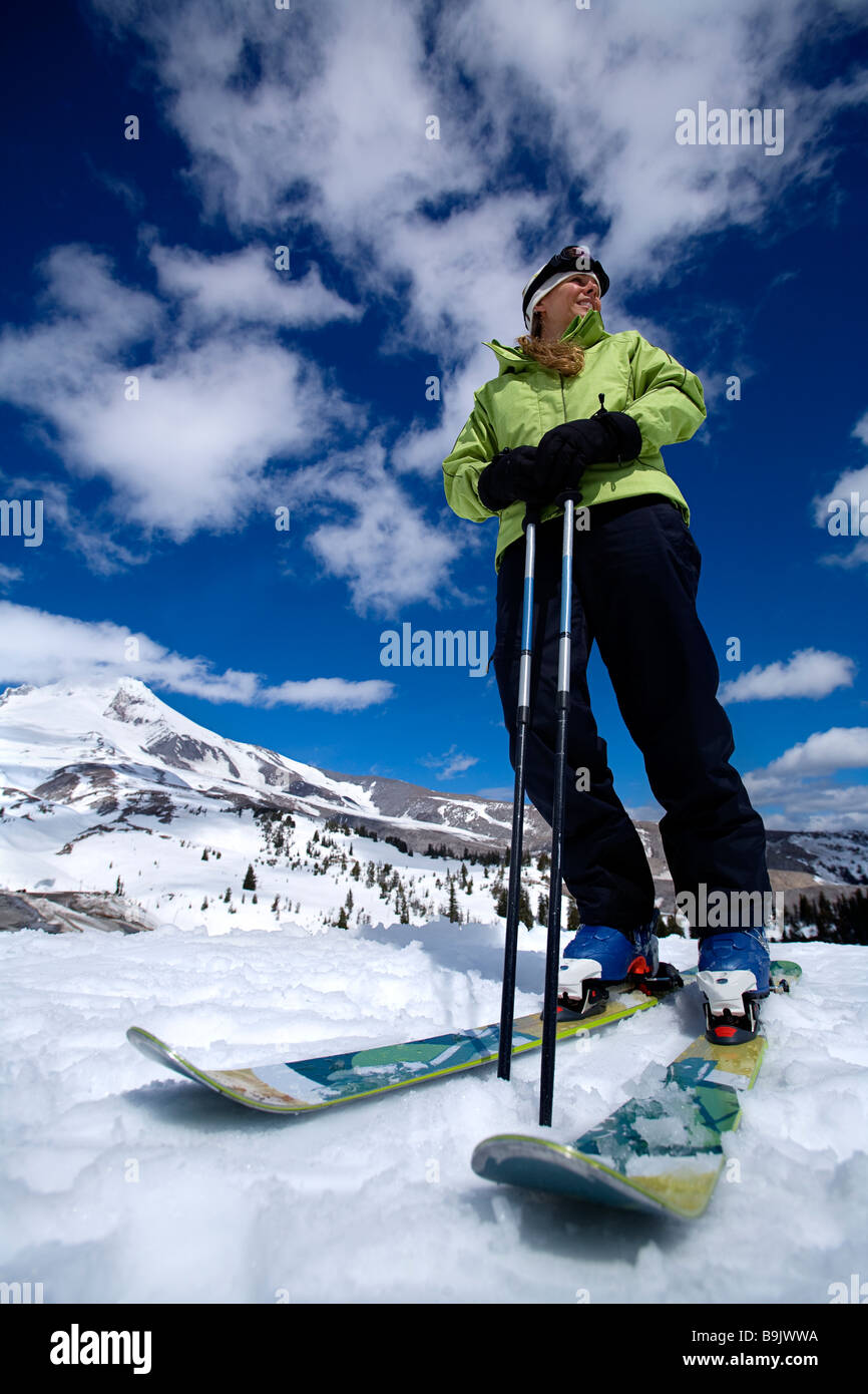 Low angle view of a woman en skis donnant sur les montagnes. Banque D'Images