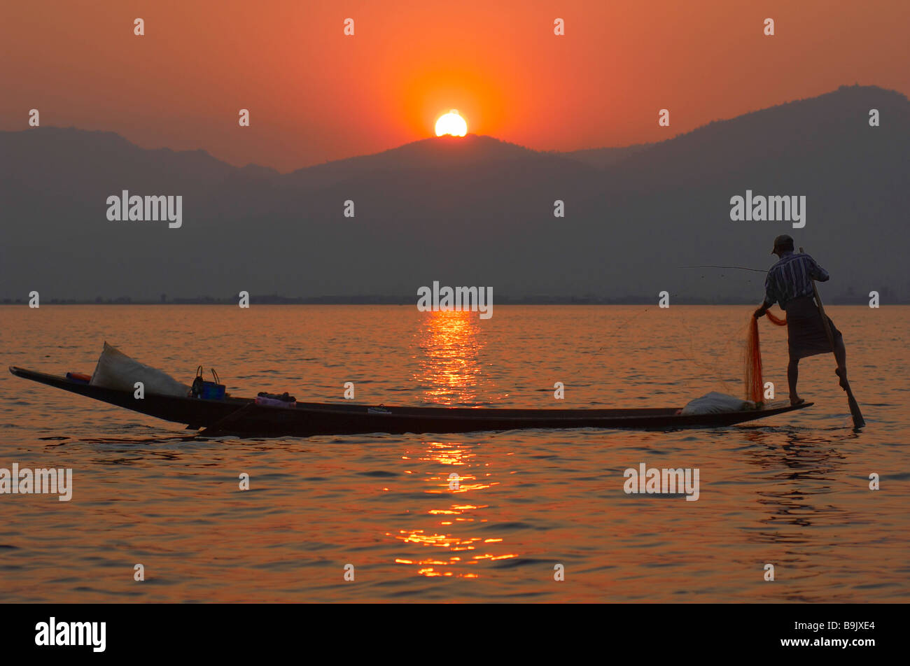 Lac Inle une jambe l'aviron bateau pêcheurs coucher du soleil Banque D'Images