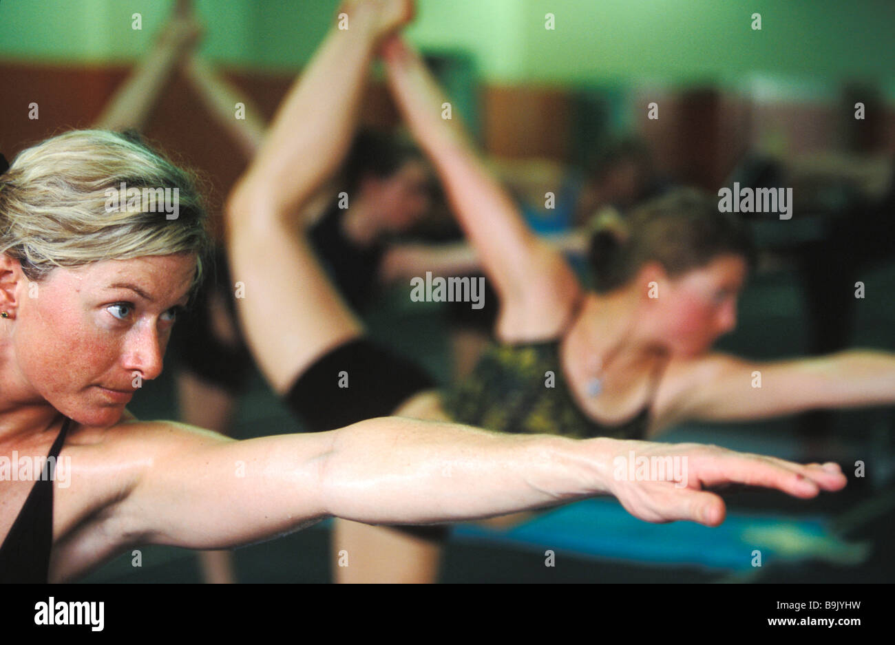 Femme blonde dans une classe de yoga à Park City, Utah. Banque D'Images