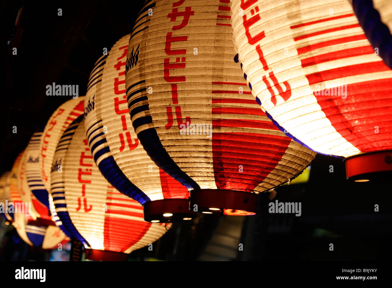 Image générique de lanternes en papier de chouchin à l'extérieur d'un bar à Tokyo au Japon Banque D'Images