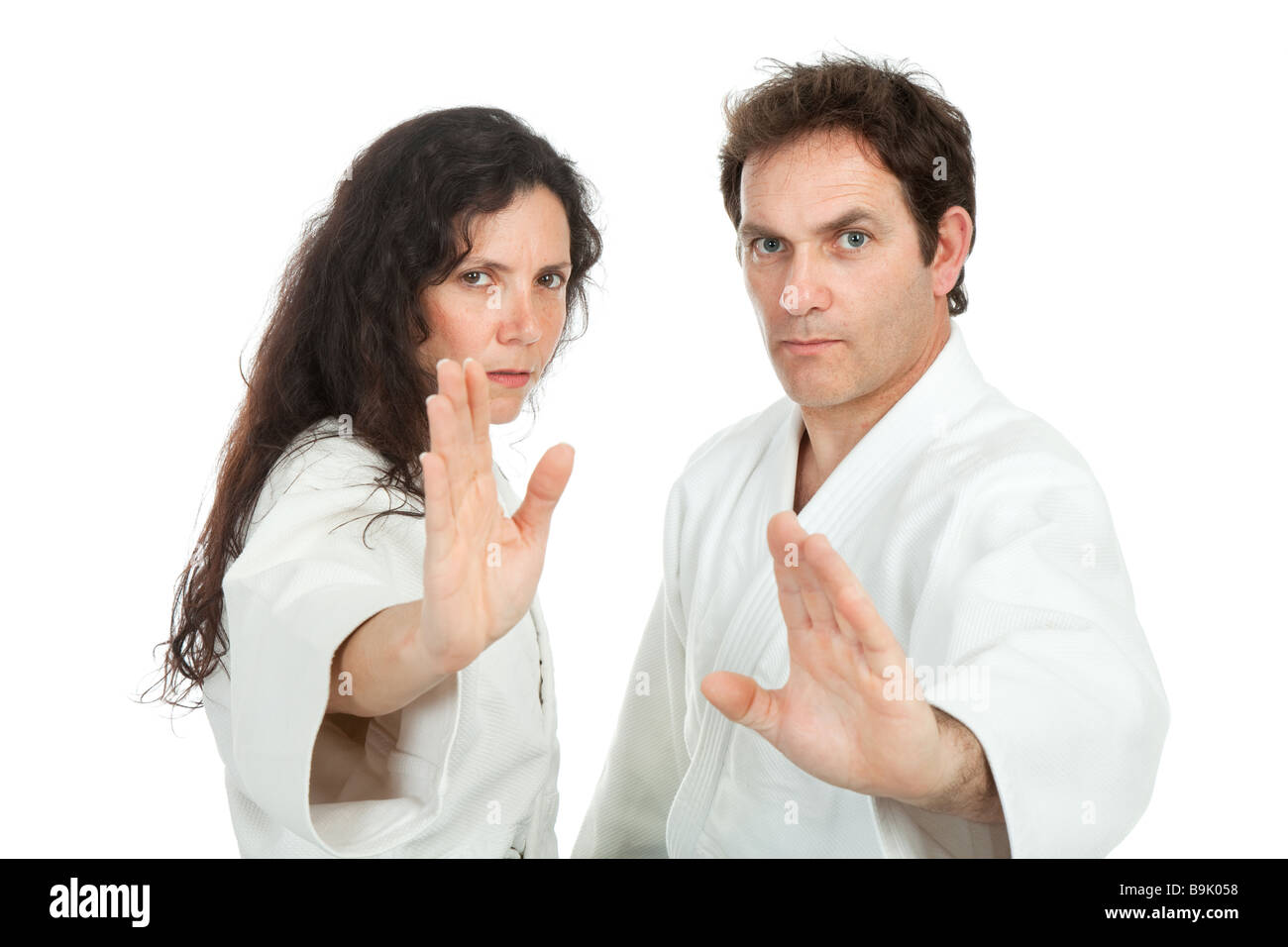 Couple d'enseignants d'aikido isolé sur fond blanc Banque D'Images