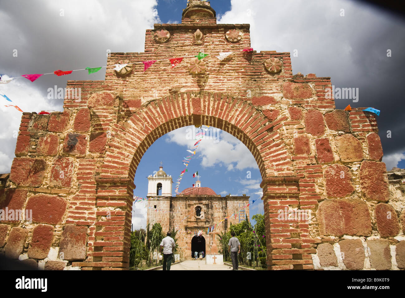 L'église coloniale espagnole dans le village zapotèque de Magdalena Teitipac, Oaxaca, Mexique. Banque D'Images