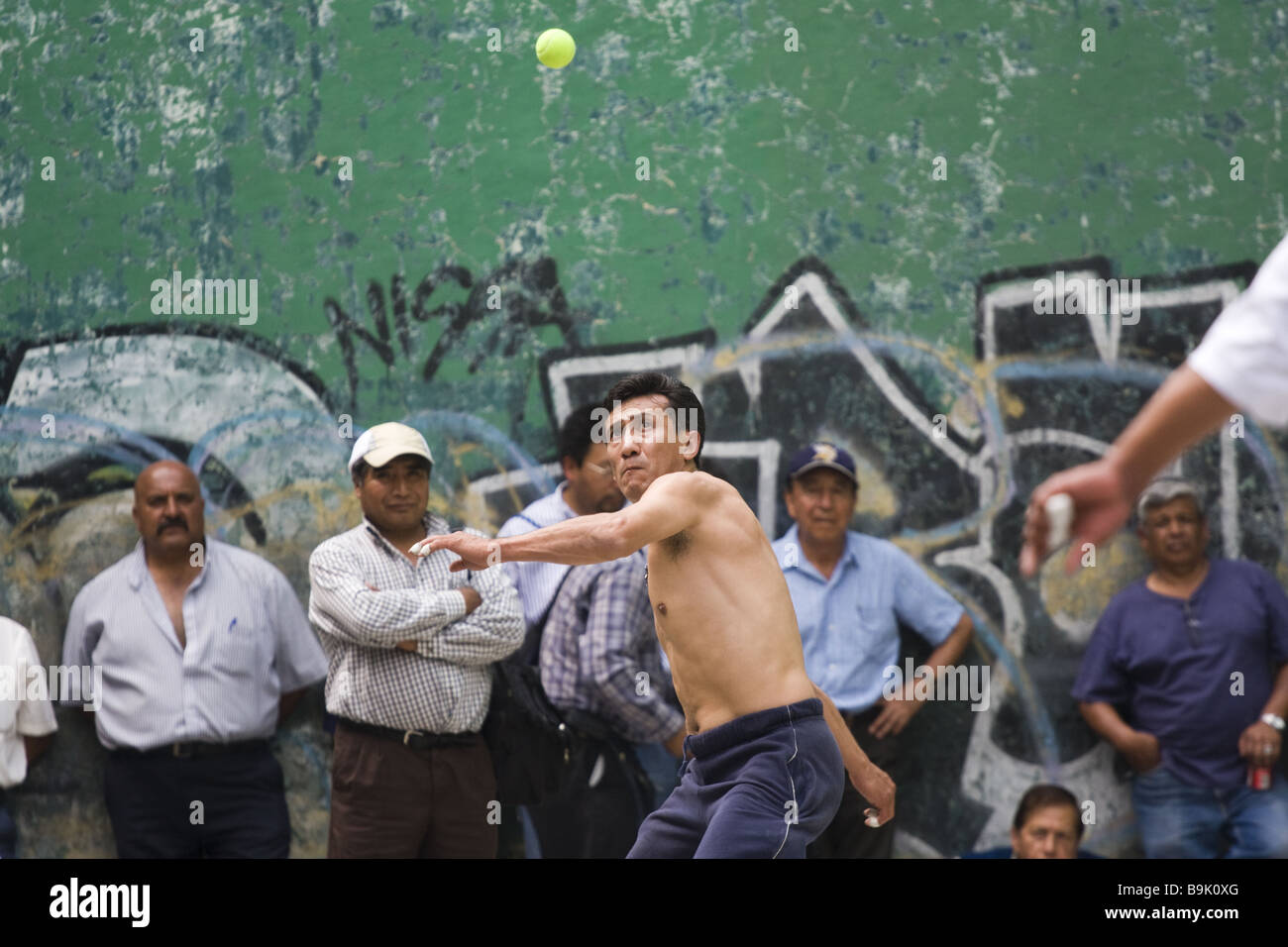 Les hommes jouent, fronton de pelote basque, ou dans une cour en plein air dans la ville de Mexico, Mexique. Banque D'Images