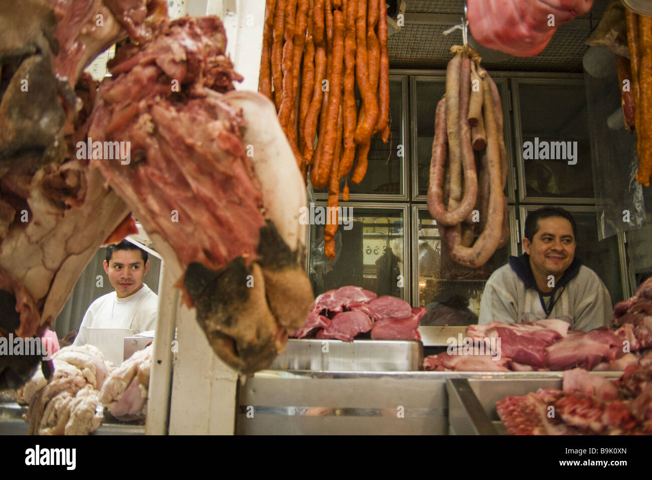 Attendre que les clients bouchers de leur cale au marché de La Merced, à Mexico (Mexique). Banque D'Images