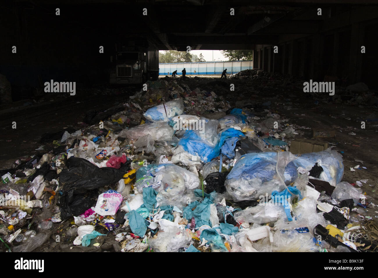 Les travailleurs trient les ordures en tas à la station de transfert des déchets solides de Mexico, au Mexique. Banque D'Images