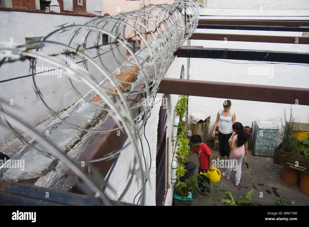 Une femme travaille avec des bénévoles à l'enfant d'un jardin communautaire dans Cuauhtemoc, Mexico, Mexique. Banque D'Images