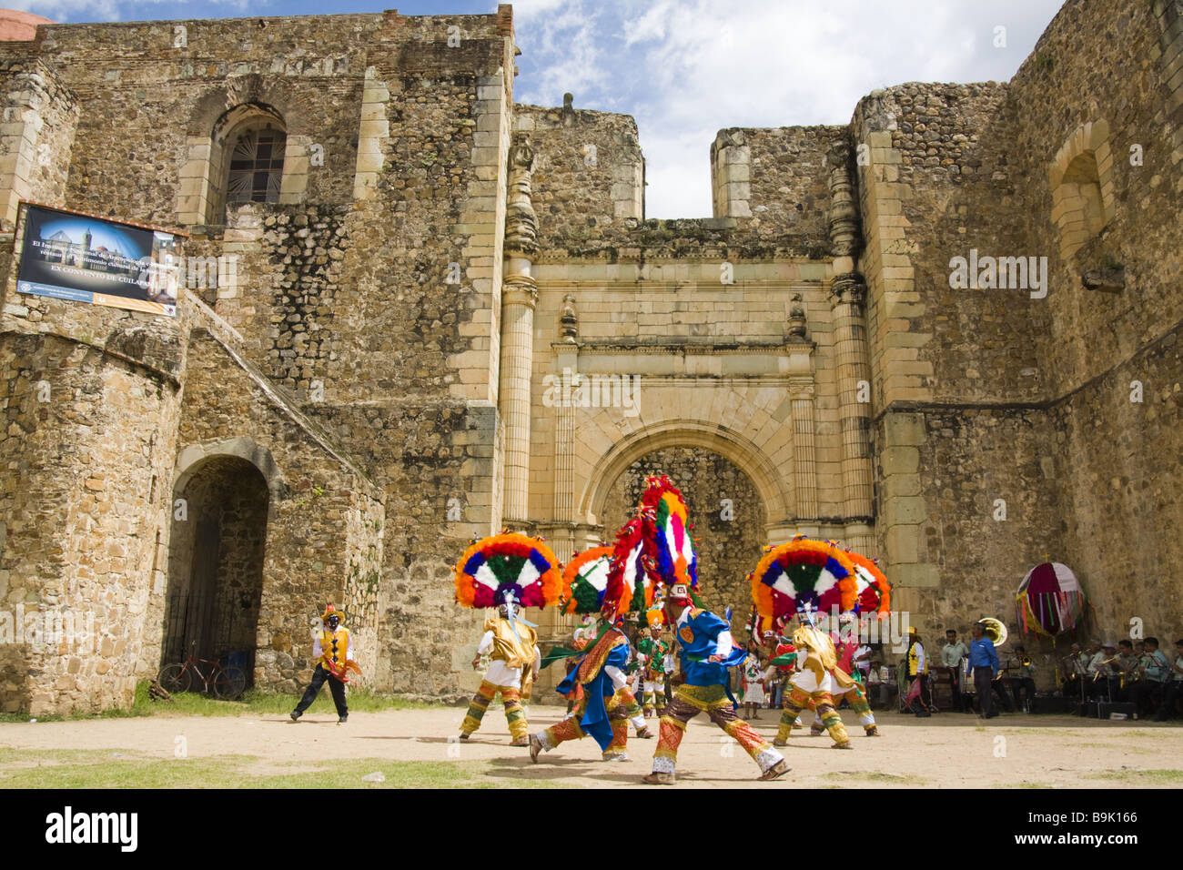 Les interprètes dansent le Danza de la Pluma en face du monastère et église de Cuilapan, Oaxaca, Mexique. Banque D'Images