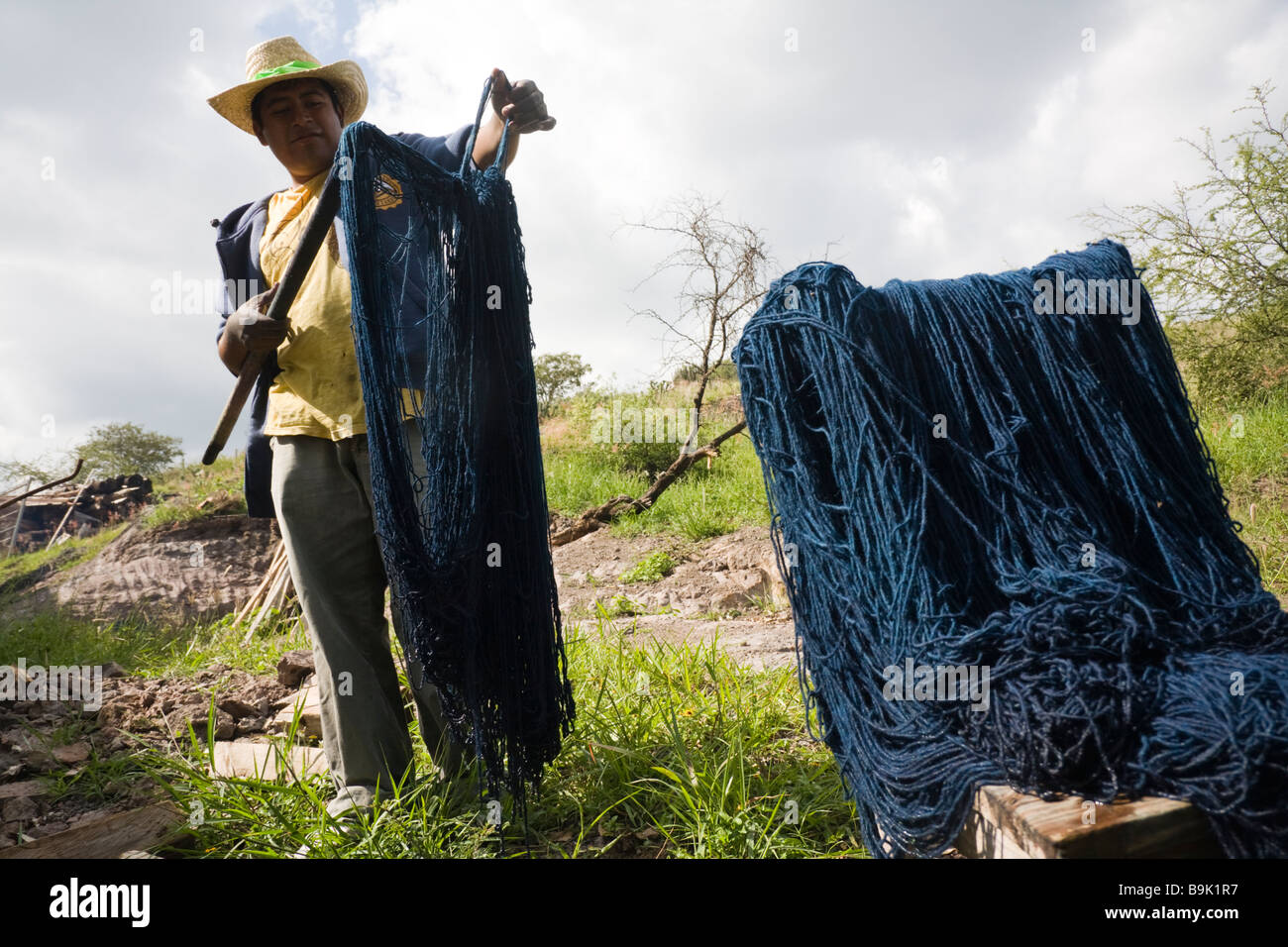 Un homme peut contenir jusqu'à la laine teints en bleu indigo de Teotitlan del Valle, Oaxaca, Mexique. Banque D'Images