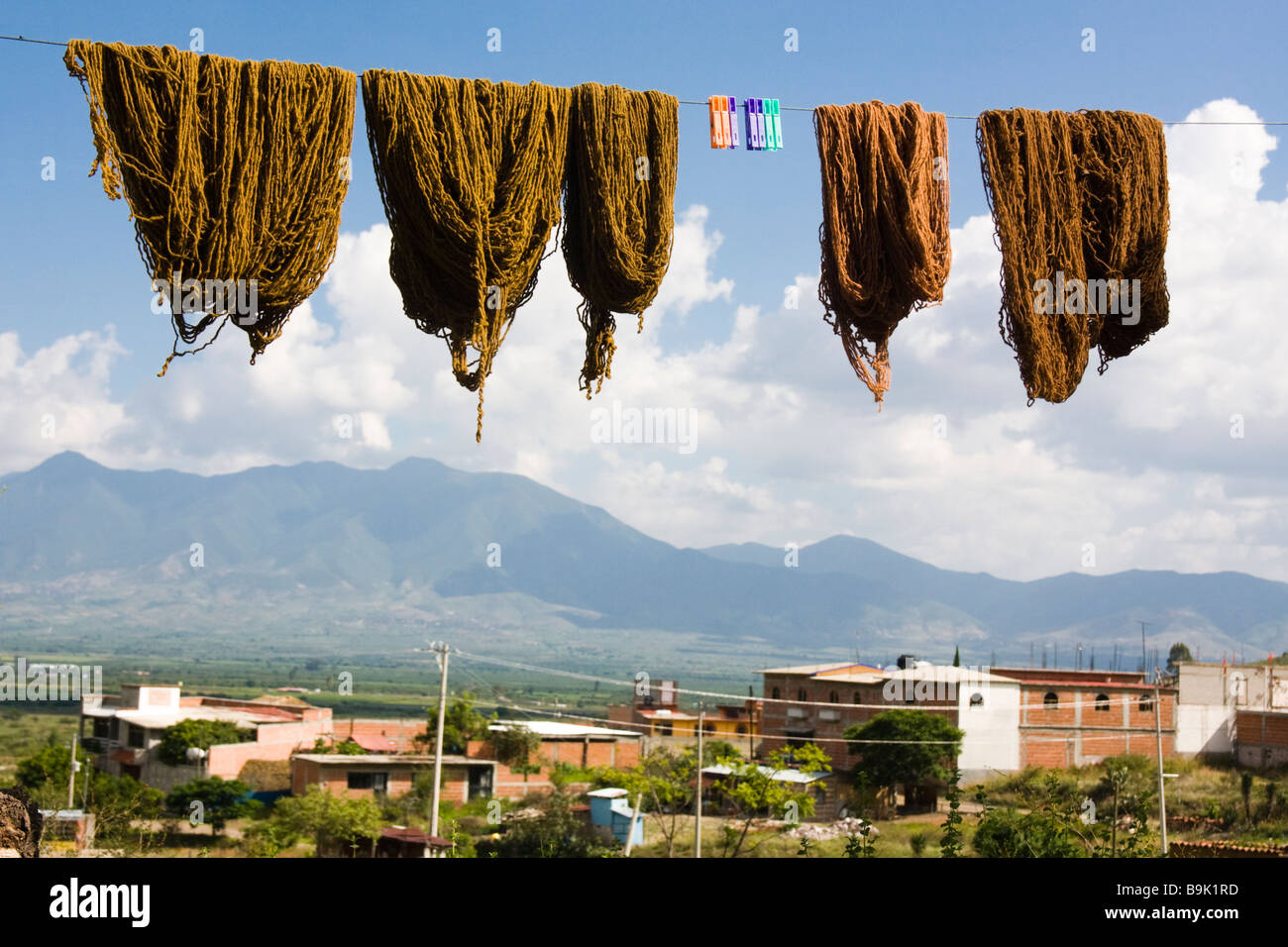 Bottes de laine sécher sur une corde à Teotitlan del Valle, Oaxaca, Mexique. Banque D'Images