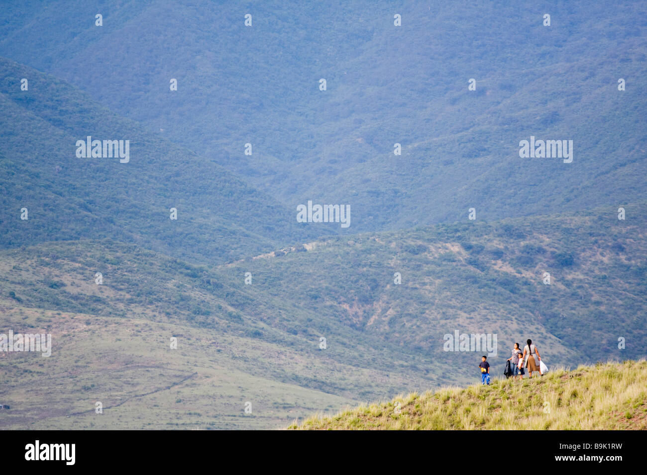 Une famille de promenades à travers les contreforts des montagnes de la Sierra Norte, Oaxaca, Mexique. Banque D'Images