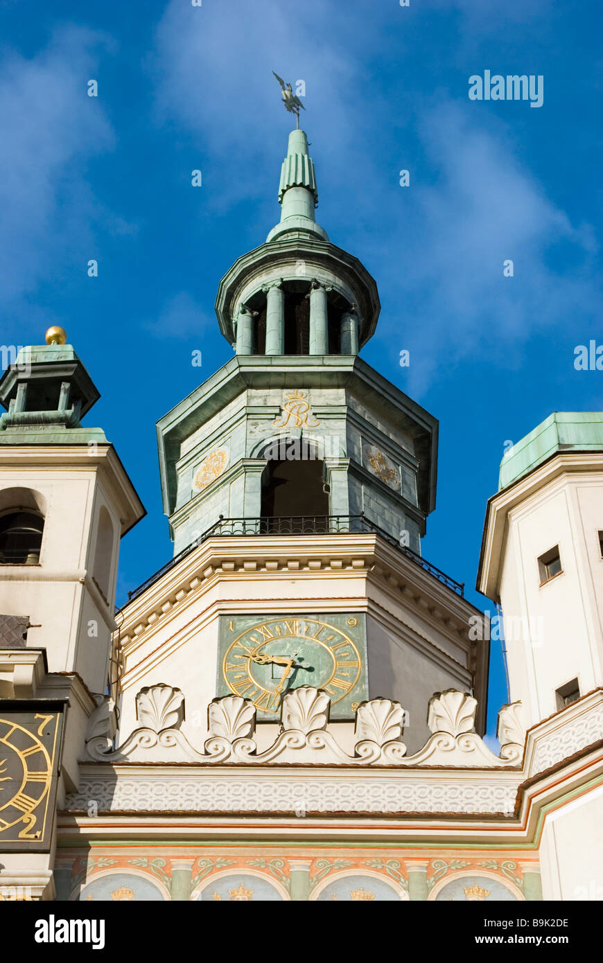Les tours et horloge de l'hôtel de ville à la place du Vieux Marché (Stary Rynek), Poznan, Pologne Banque D'Images