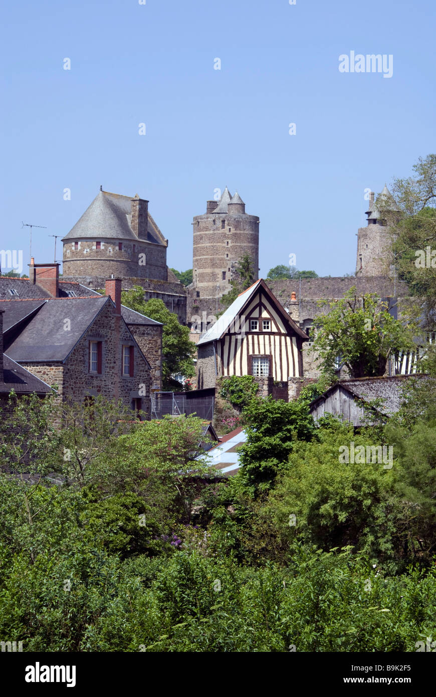 Vue sur château et maisons à Fougeres, Ille et Vilaine, Bretagne, France Banque D'Images