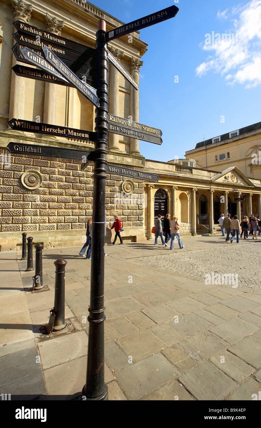 Scène de rue à Bath somerset uk avec poteau de signalisation dans l'avant-plan et la célèbre baignoire chambres la pompe dans l'arrière-plan. Banque D'Images