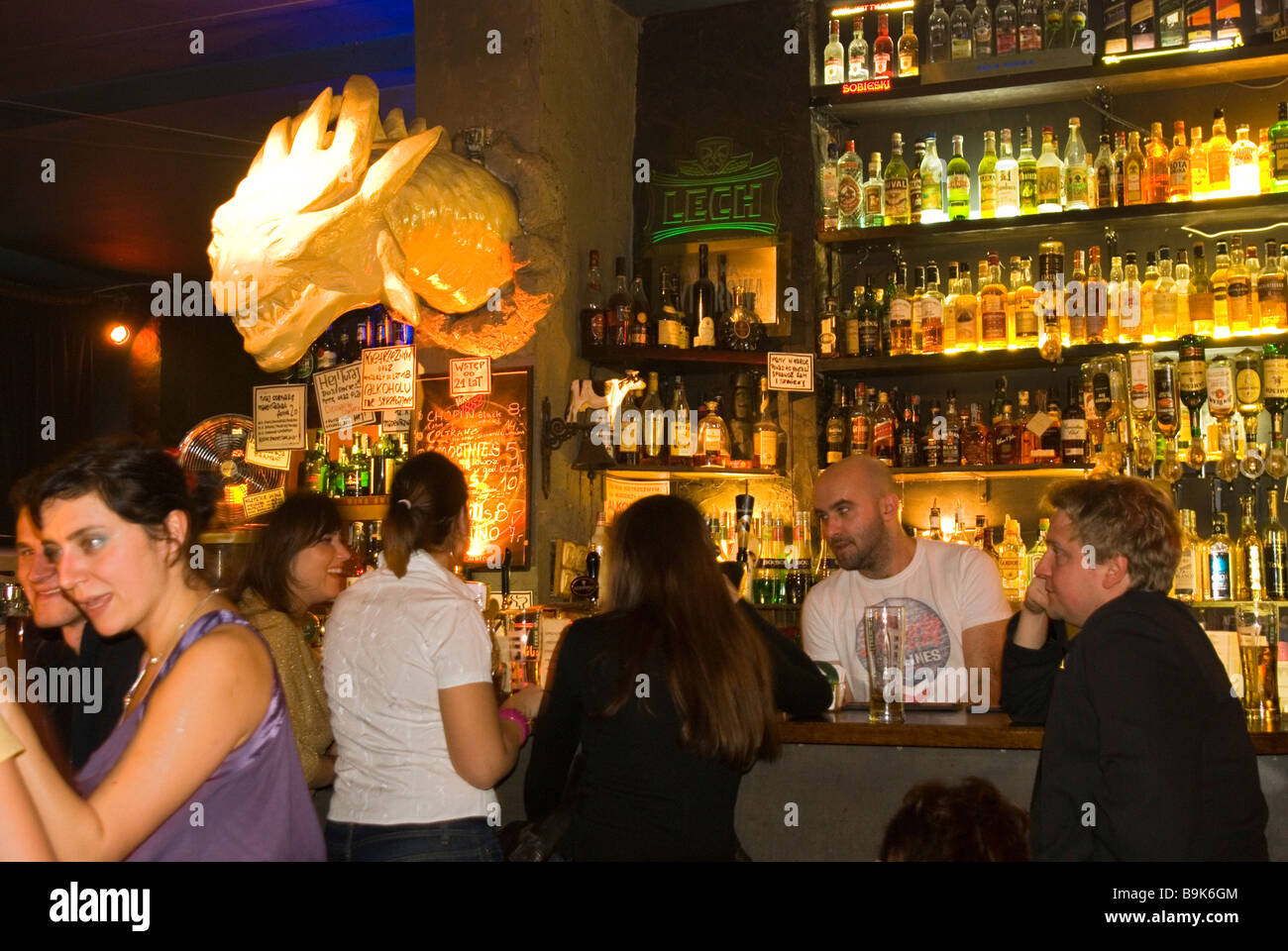 Les gens bénéficiant d'un verre dans le quartier branché de Dragon Bar à Poznan, Pologne Banque D'Images