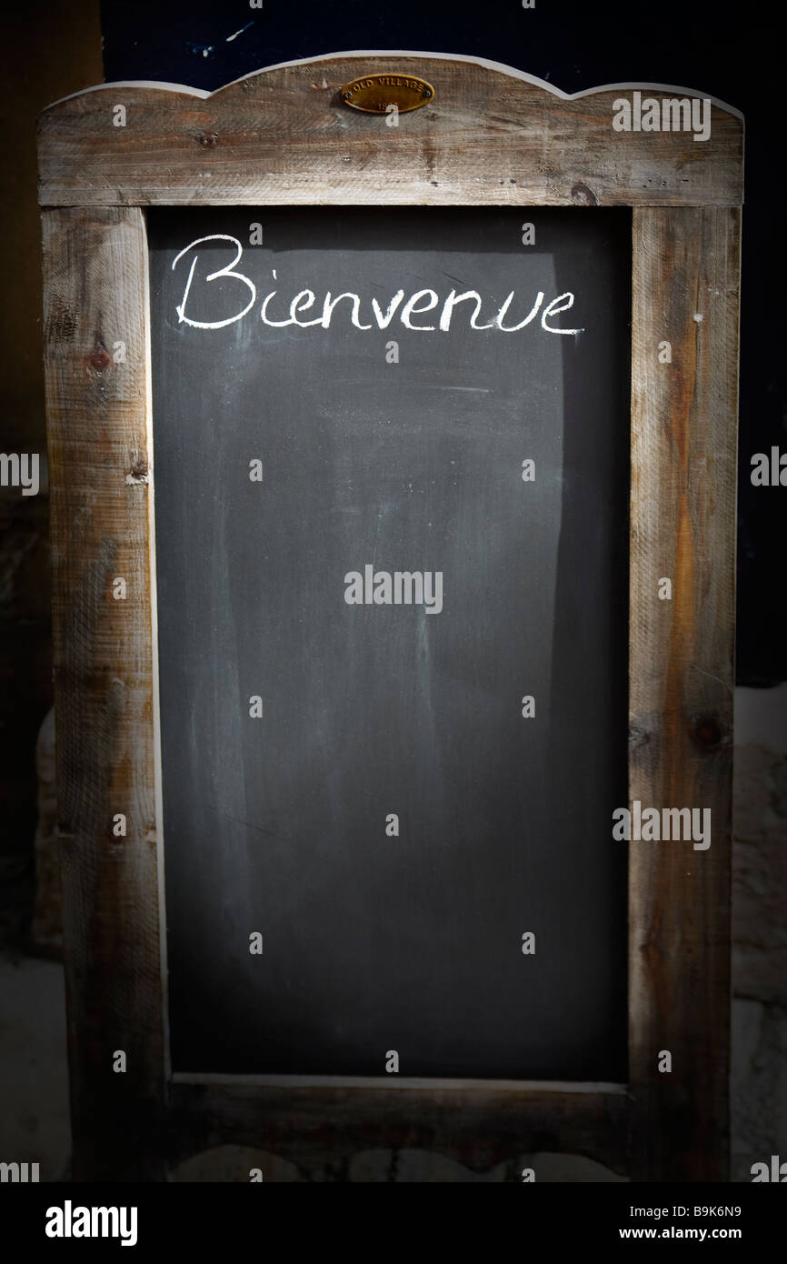 Tableau noir : message de bienvenue bienvenue (Français) Banque D'Images