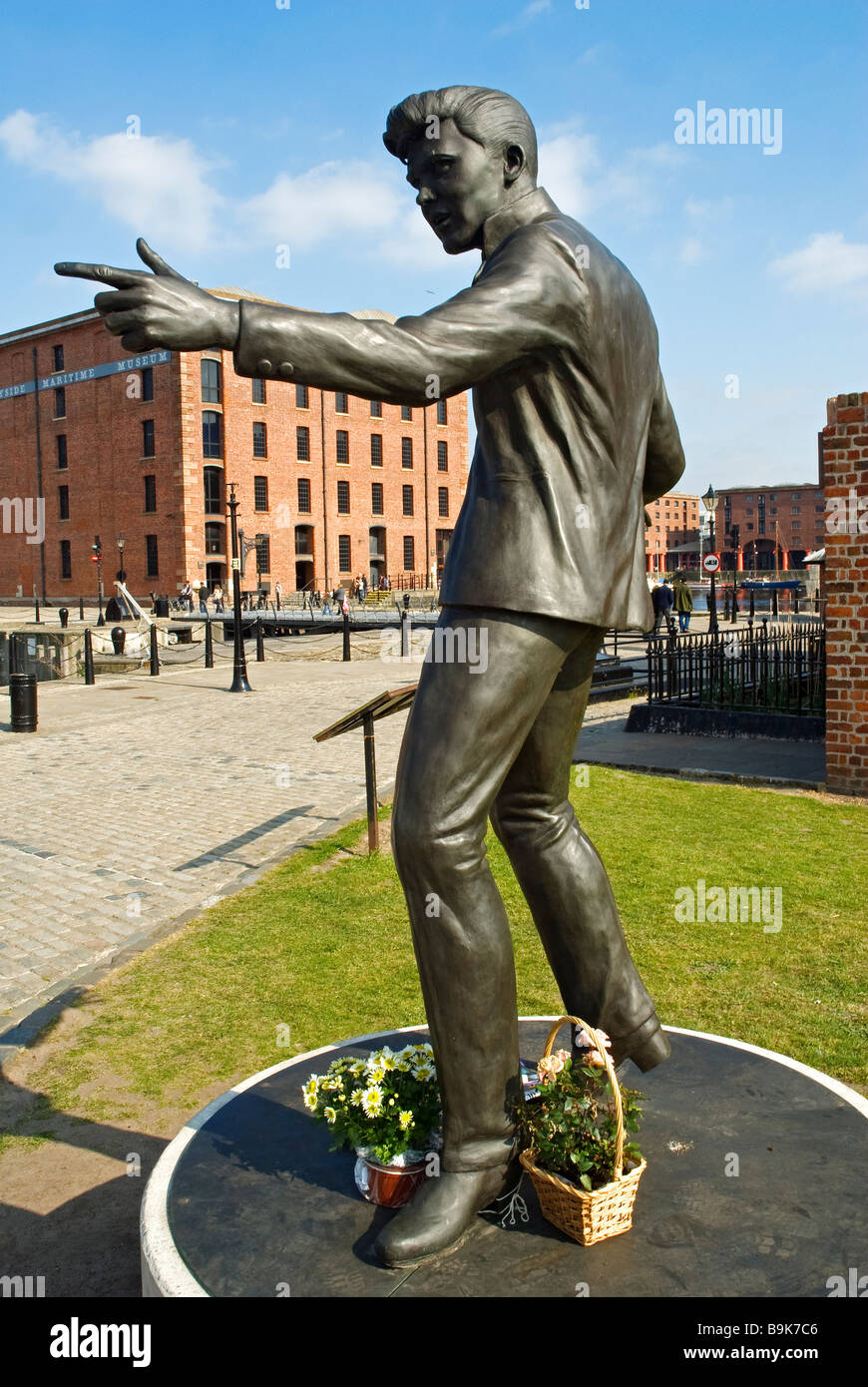 Royaume-uni, Liverpool, le couvre-culasse Billy Fury statue sur Albert Dock classés au Patrimoine Mondial de l'UNESCO Banque D'Images