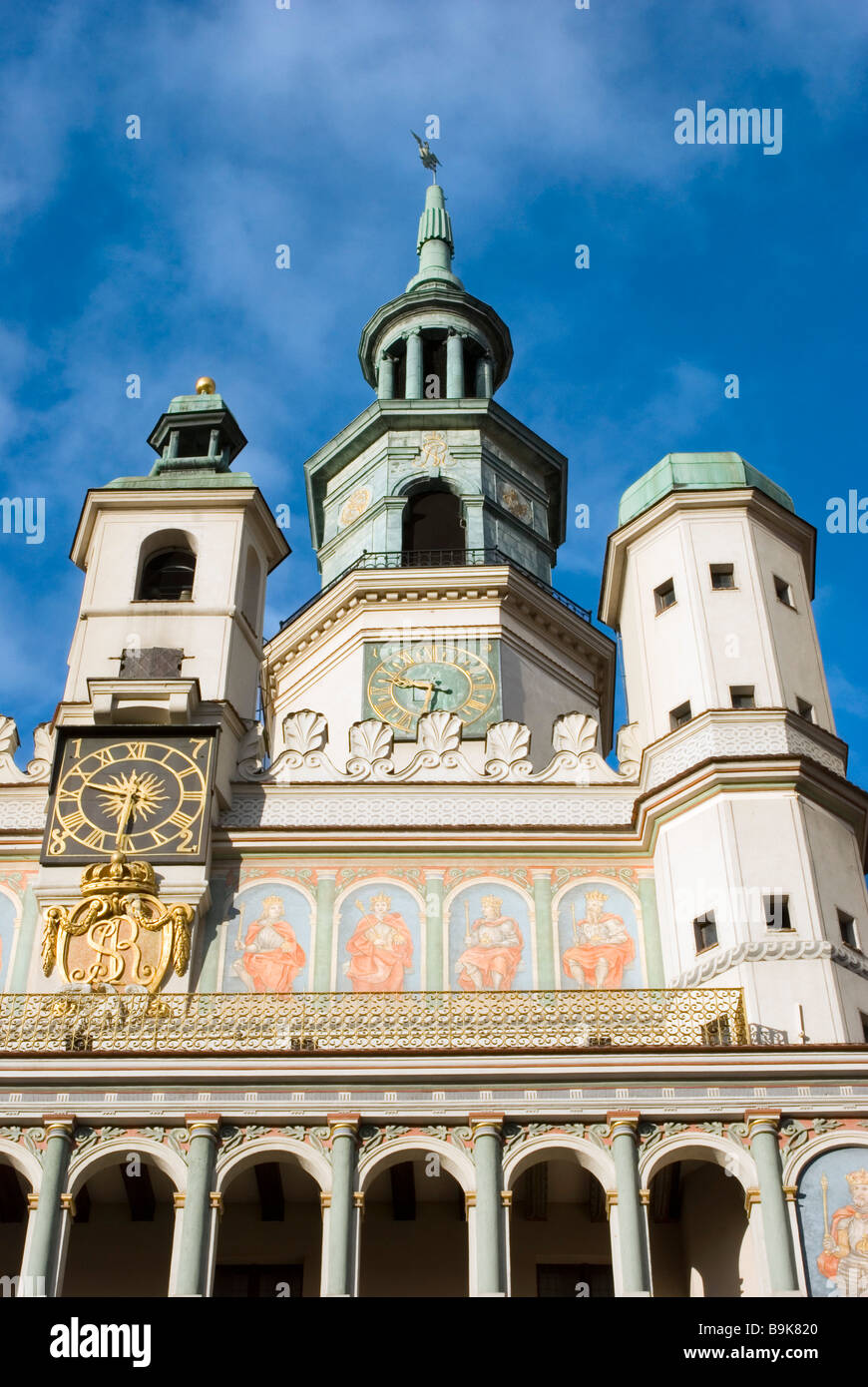 Les tours et horloge de l'hôtel de ville à la place du Vieux Marché (Stary Rynek), Poznan, Pologne Banque D'Images