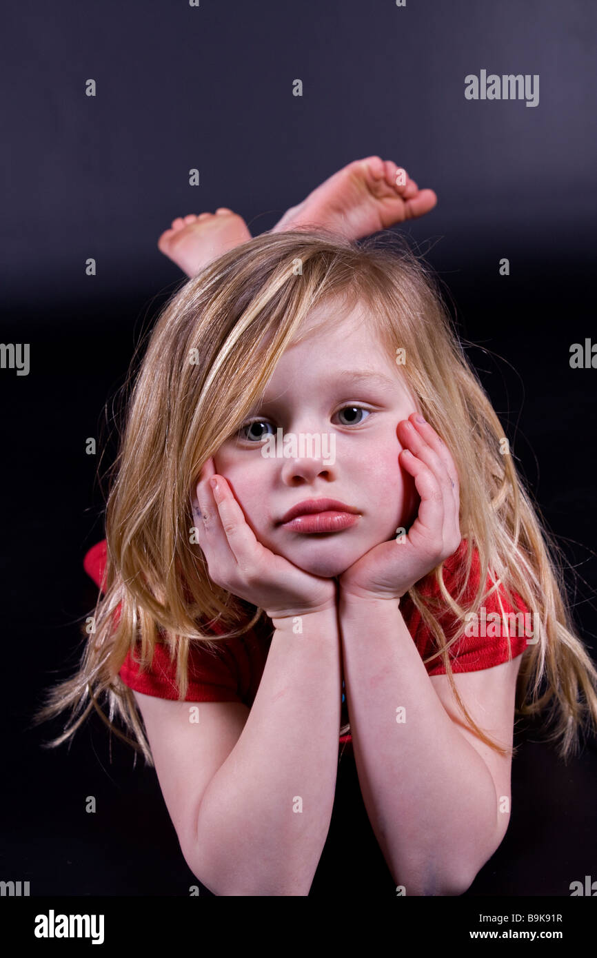 Jeune fille lieing vers le bas Banque D'Images