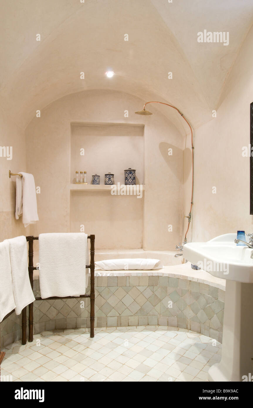 Maroc Marrakech Riad baignoire intérieur avec des murs en plâtre marocain tadelakt technique appelée Banque D'Images