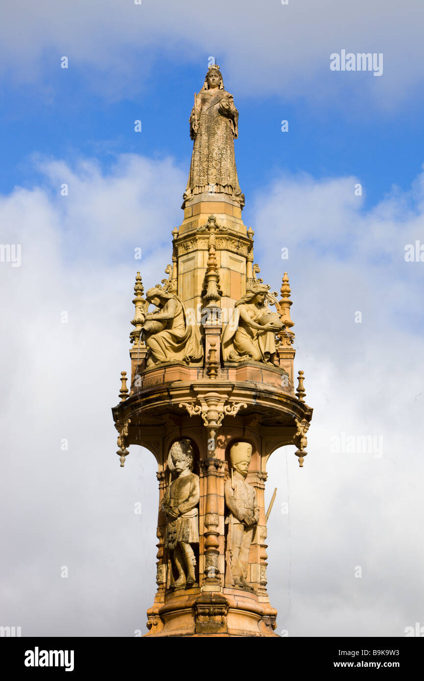 Statue de la Reine Victoria sur le haut de la fontaine Doulton dans Glasgow Green Banque D'Images