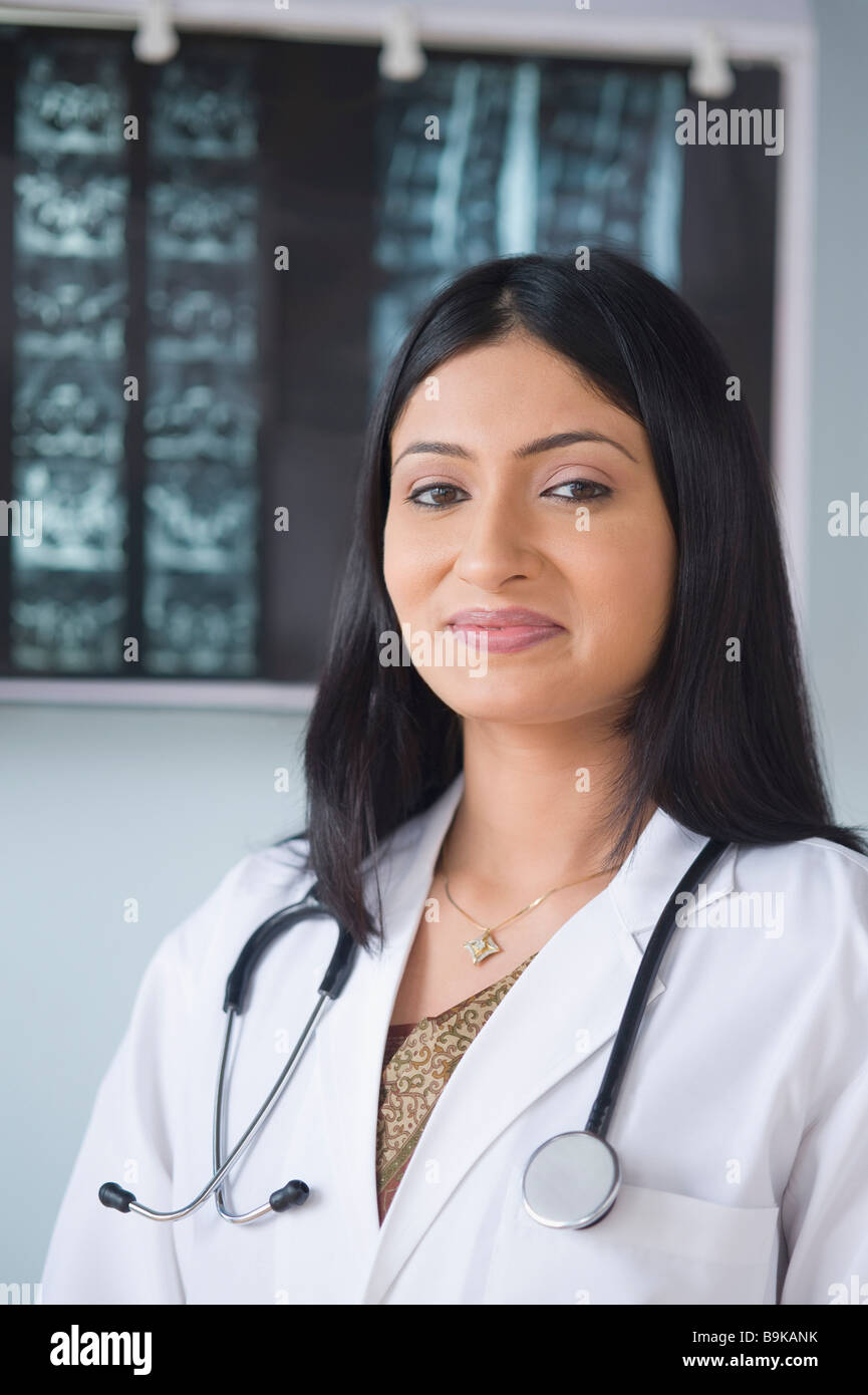 Portrait of a female doctor smiling Banque D'Images
