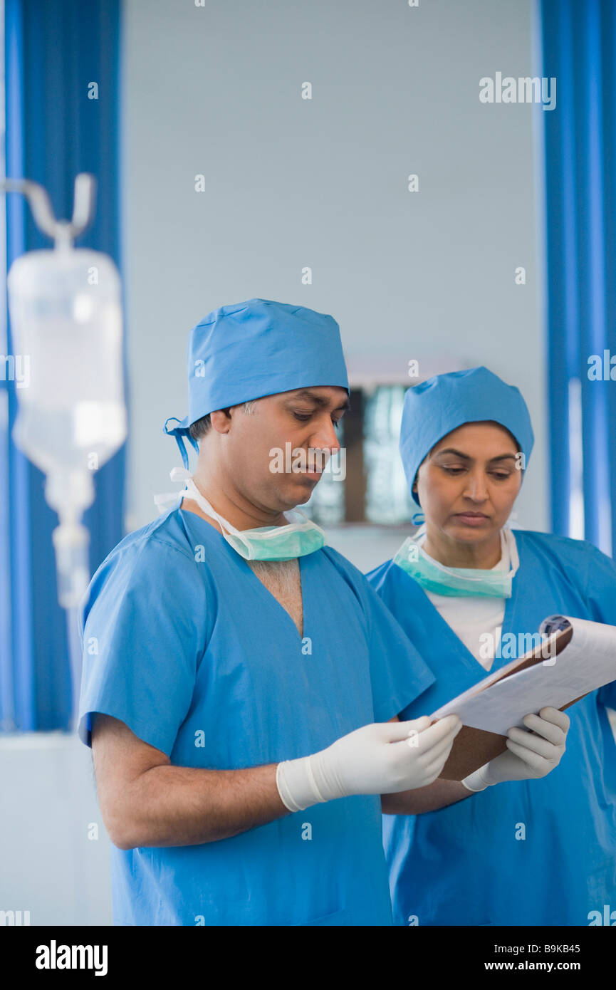 Deux chirurgiens reading medical record Banque D'Images Deux chirurgiens reading medical record Banque D'Images