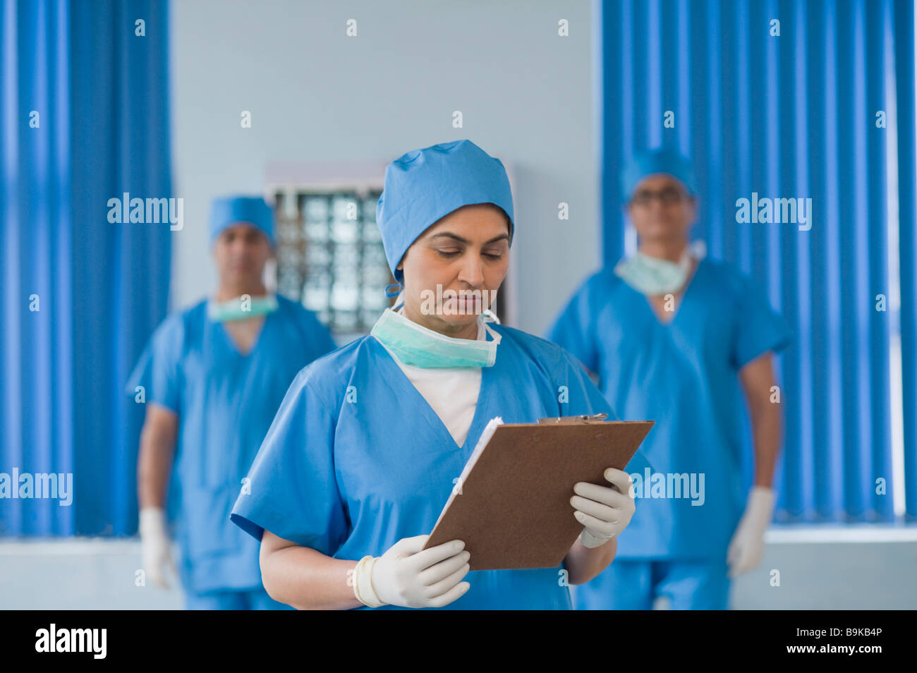 Doctor reading medical record Banque D'Images Doctor reading medical record Banque D'Images