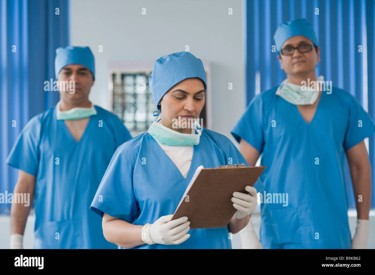 Doctor reading medical record Banque D'Images Doctor reading medical record Banque D'Images