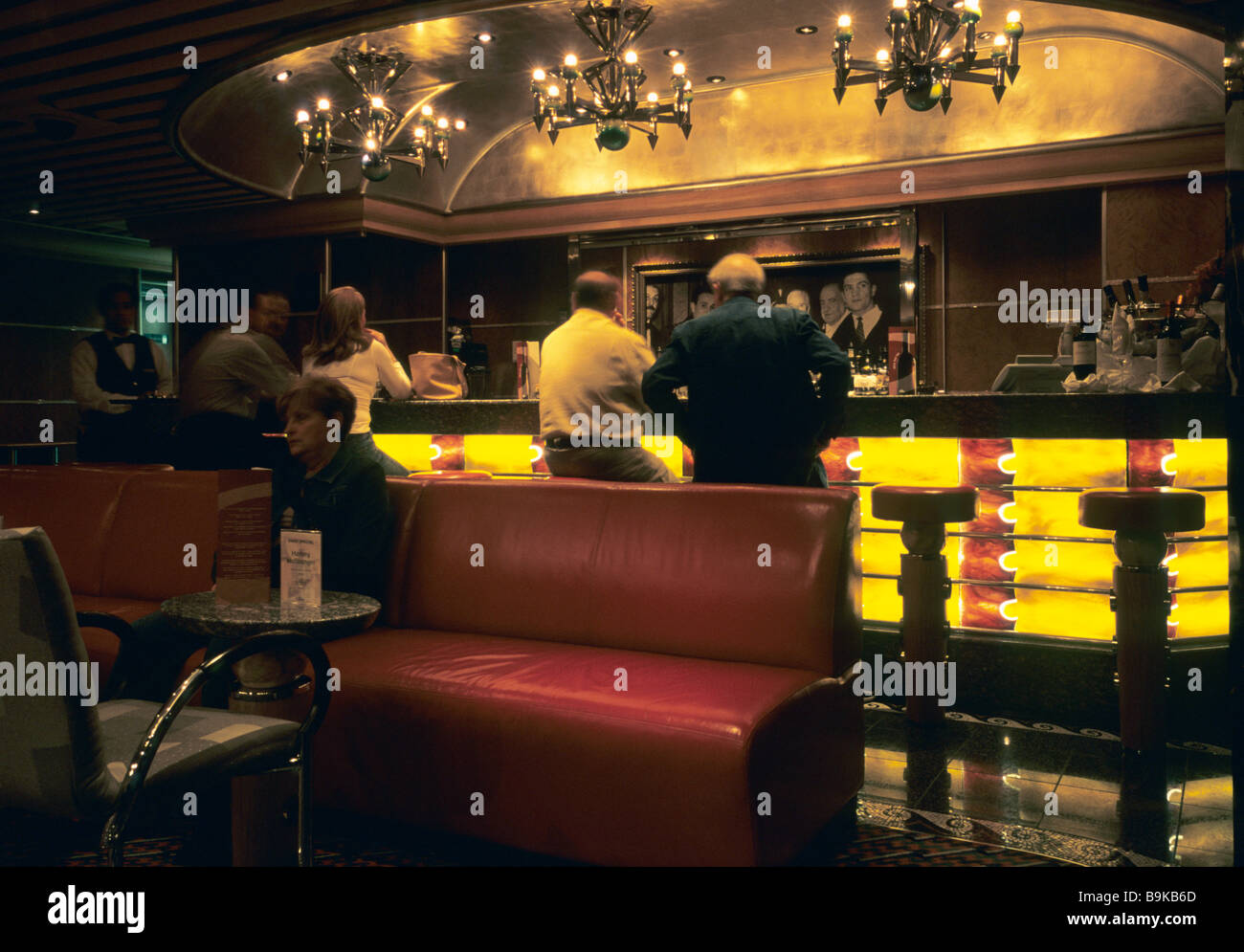 Les gens au lounge bar à bord du navire de croisière Costa Màgica Banque D'Images