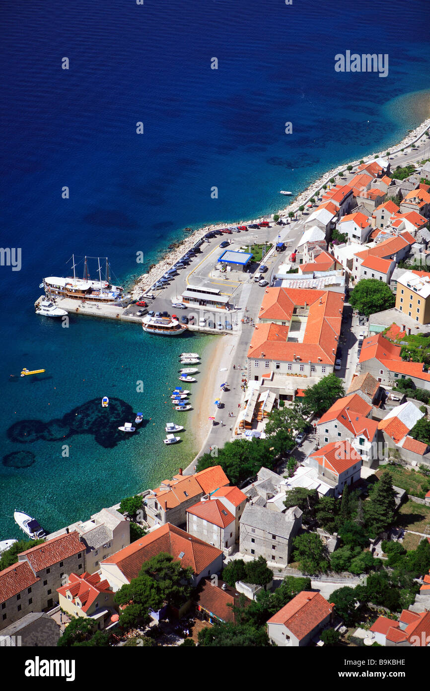 La Croatie, Dalmatie, côte dalmate, île de Brac, Supetar village (vue aérienne) Banque D'Images