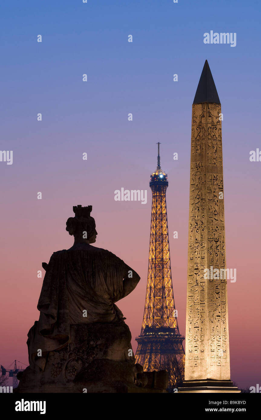 France, Paris, Place de la Concorde (square), l'Obélisque, et la Tour Eiffel illuminée (éclairage de la Tour Eiffel par Pierre Banque D'Images