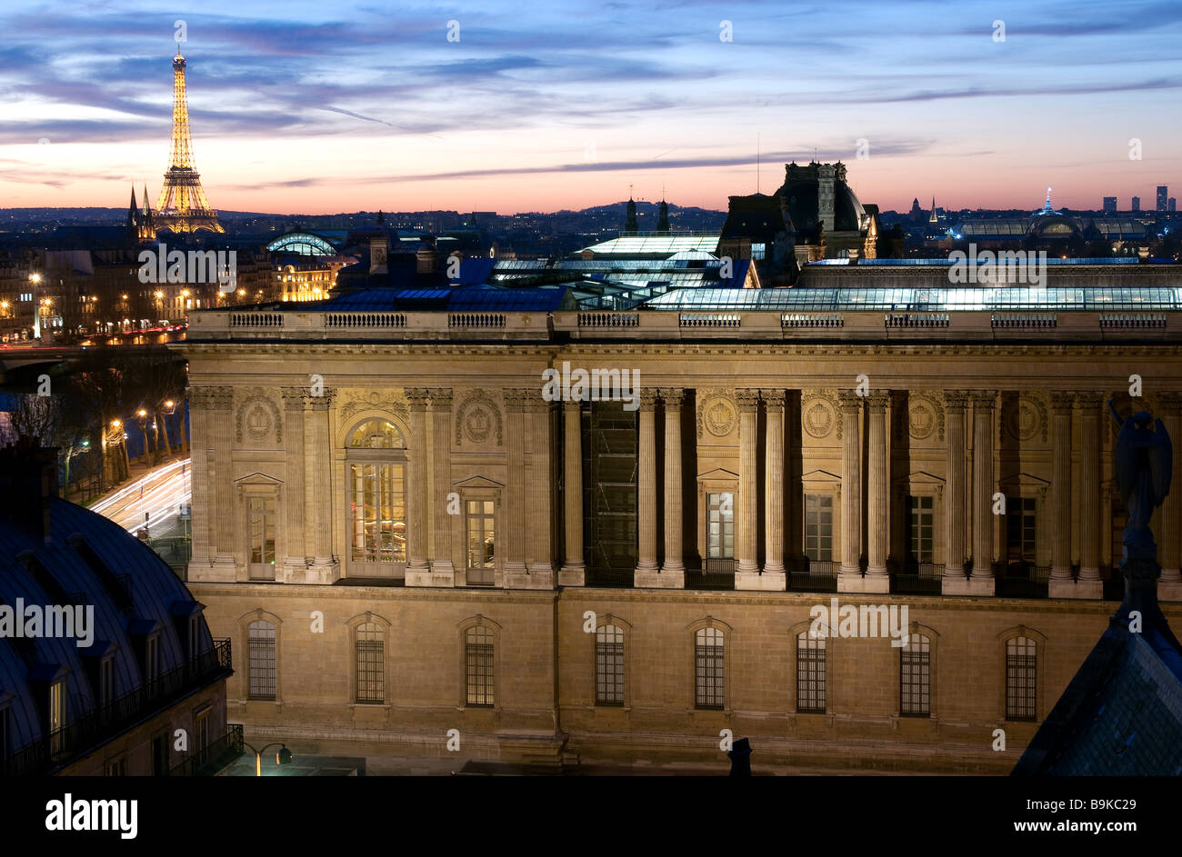 France, Paris, la colonnade du Louvre et la Tour Eiffel illuminée (éclairage de la Tour Eiffel par Pierre Bideau, Banque D'Images