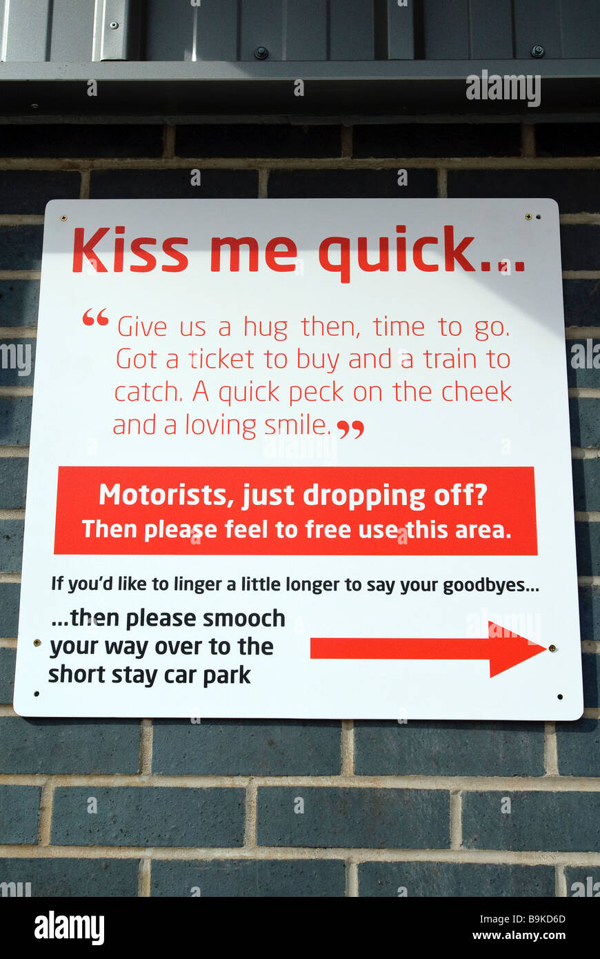 Kiss me Quick sign à Warrington Bank Quay Station Banque D'Images