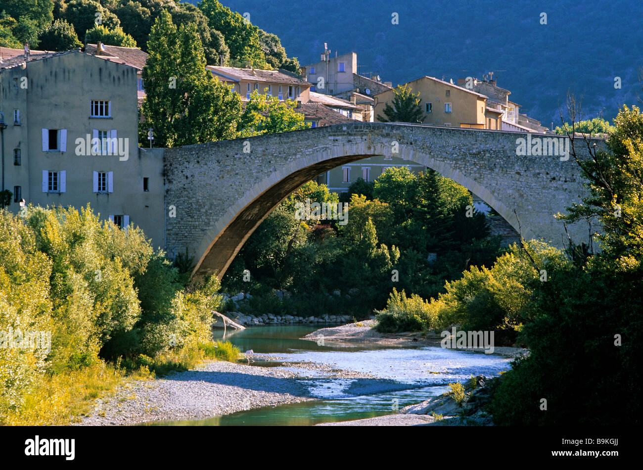 France, Drôme, Drôme Provençale, Nyons, Pont roman sur la rivière Eygues Banque D'Images