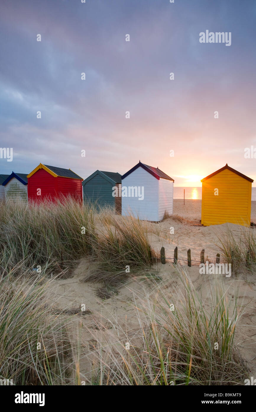 La lumière du matin dramatique sur Southwold cabanes de plage et de dunes sur la côte du Suffolk Banque D'Images