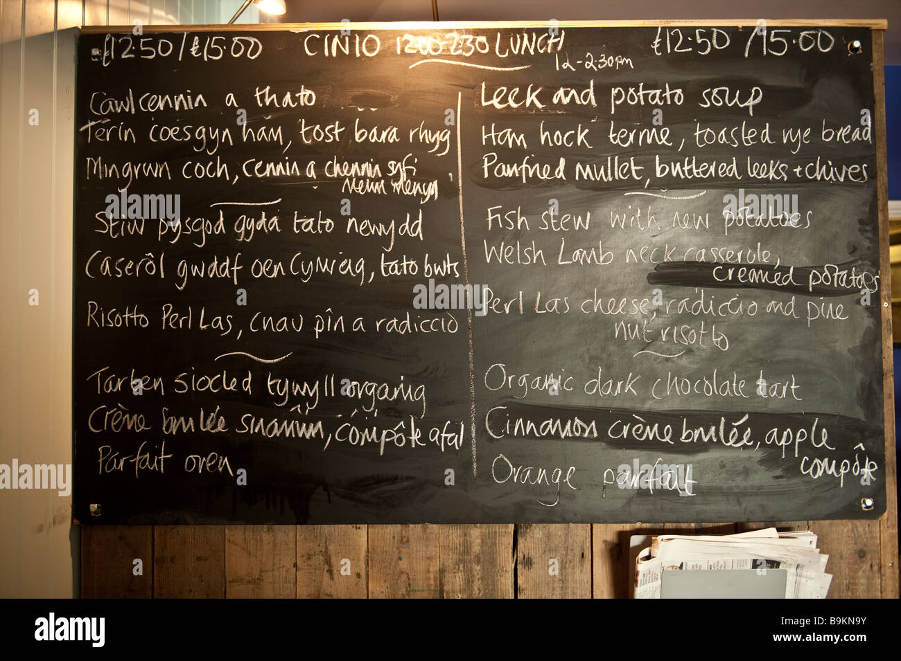 Les plats du jour menu écrit à la main sur le tableau noir dans le bar de l'hôtel Capitainerie Aberaeron Ceredigion Pays de Galles UK Banque D'Images