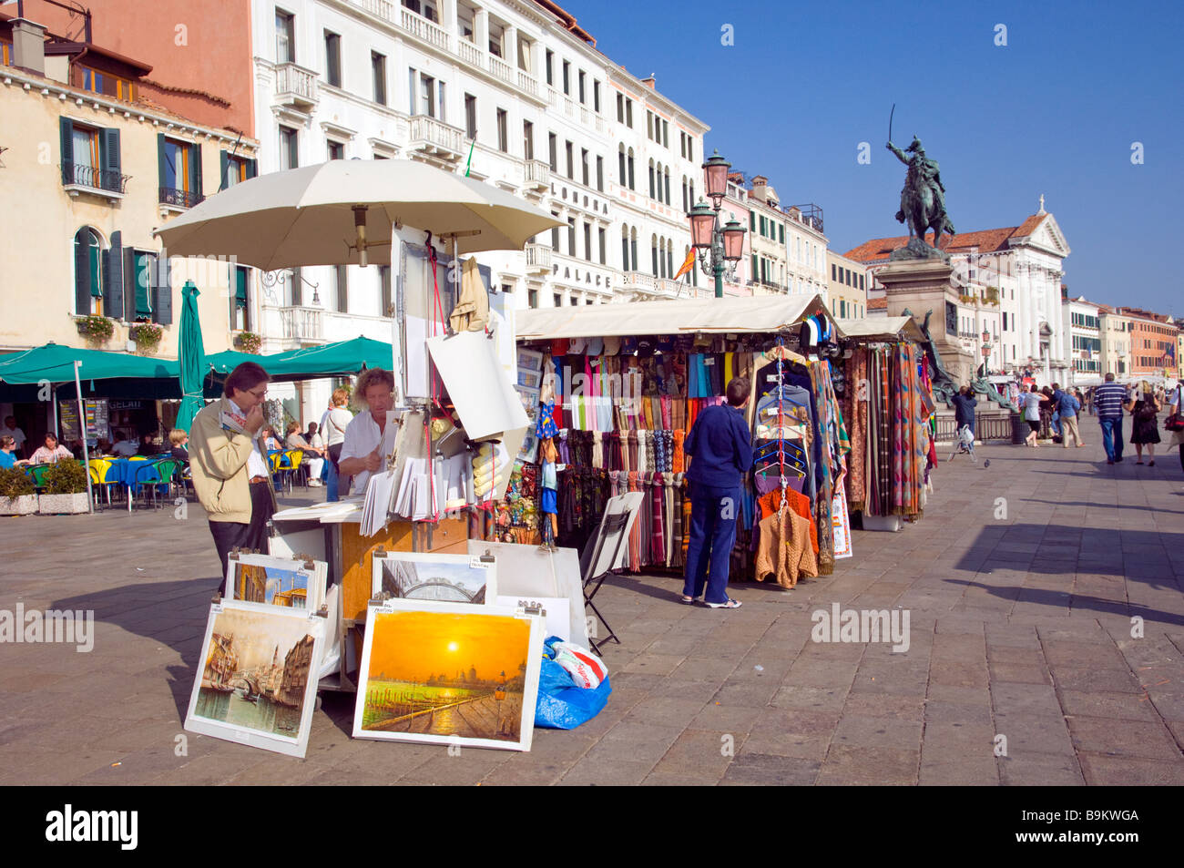 Kiosques et boutiques de souvenirs le long du front de mer à Venise Italie Banque D'Images